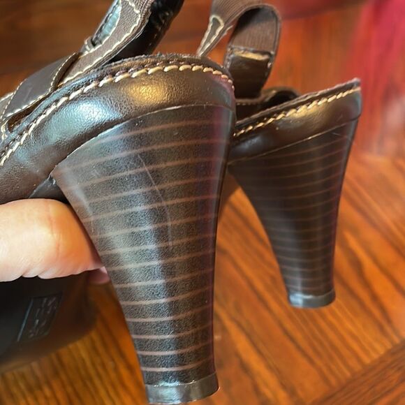 Aerosoles Loomy Tunes brown fabric T-Strap heeled comfort sandals - Picture 14 of 16